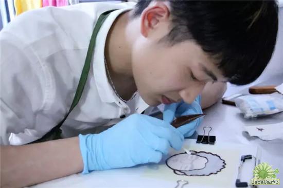 大红鹰吃货学子创业卖蛋糕