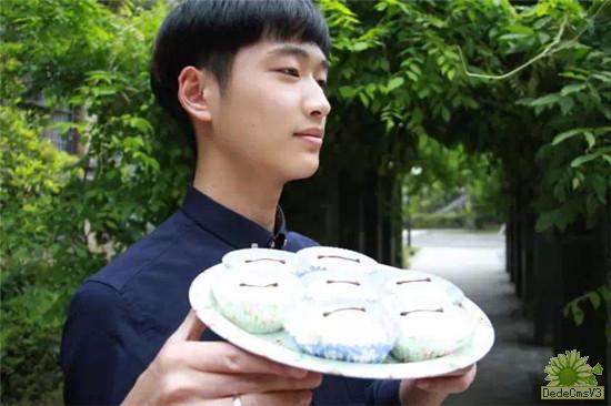 大红鹰吃货学子创业卖蛋糕