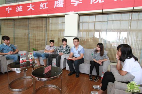 真人图书在宁波大红鹰学院“上架”借阅